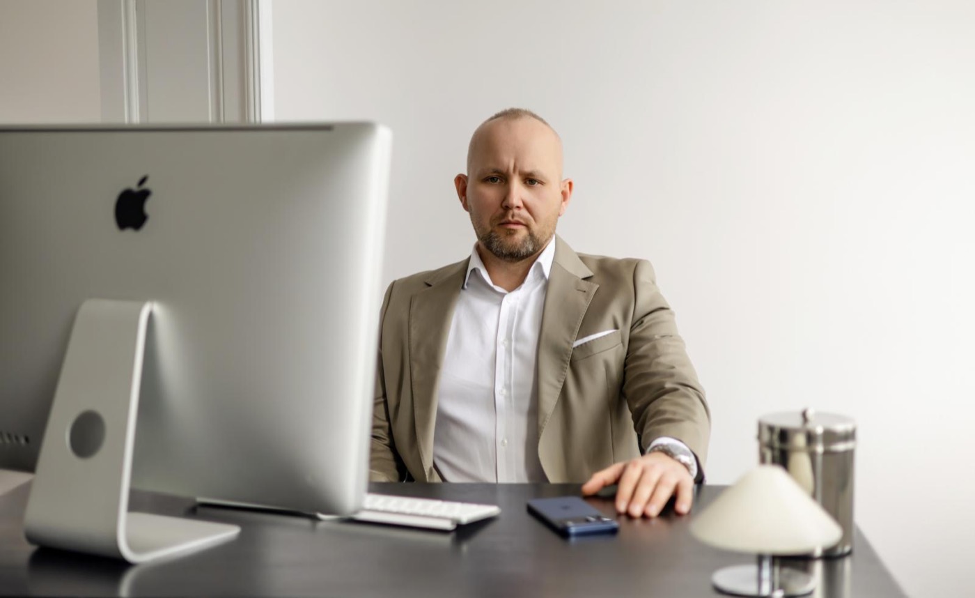 Sebastian Moczka w biurze